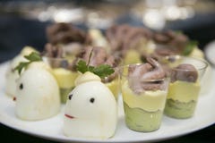 Вареные яйца и закуски осьминога в стеклах на запачканной предпосылке стоковые фотографии rf Вареные яйца и закуски осьминога в стеклах на запачканной предпосылке стоковые фотографии rf