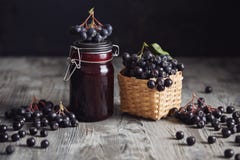 Варенье Aronia рядом с свежими ягодами стоковое изображение rf Варенье Aronia рядом с свежими ягодами стоковое изображение rf