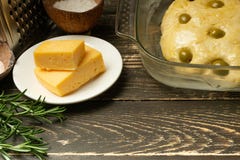 Варить хлеб Focaccia итальянский с зелеными цветами оливок, масла, сыра и розмаринового масла Рецепт шеф-повара домодельный стоковые фотографии rf Варить хлеб Focaccia итальянский с зелеными цветами оливок, масла, сыра и розмаринового масла Рецепт шеф-повара домодельный стоковые фотографии rf