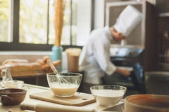 Варить шеф-повара хлебопекарни печет в профессионале кухни стоковое фото rf Варить шеф-повара хлебопекарни печет в профессионале кухни стоковое фото rf