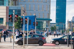 ВАРШАВА - 19-ОЕ МАЯ: Люди trespassing пешеходный переход в центре города Варшавы 19-ого мая 2019 в Варшаве, Польше E стоковые фото ВАРШАВА - 19-ОЕ МАЯ: Люди trespassing пешеходный переход в центре города Варшавы 19-ого мая 2019 в Варшаве, Польше E стоковые фото