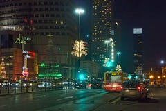ВАРШАВА, ПОЛЬША - 1-ОЕ ЯНВАРЯ 2016: Улицы ночи центра города Варшавы в украшениях рождества стоковое изображение rf ВАРШАВА, ПОЛЬША - 1-ОЕ ЯНВАРЯ 2016: Улицы ночи центра города Варшавы в украшениях рождества стоковое изображение rf