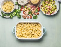 Варящ подготовку сотейника макаронных изделий с капустой и ветчиной romanesco в сметанообразном соусе готовом для испеките, на пр стоковые фотографии rf Варящ подготовку сотейника макаронных изделий с капустой и ветчиной romanesco в сметанообразном соусе готовом для испеките, на пр стоковые фотографии rf