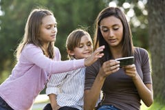 вахта отпрысков девушки предназначенный для подростков texting более молодой стоковые изображения вахта отпрысков девушки предназначенный для подростков texting более молодой стоковые изображения