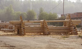 Ваш мечт дом Новый дом жилищного строительства обрамляя против голубого неба стоковые фото Ваш мечт дом Новый дом жилищного строительства обрамляя против голубого неба стоковые фото
