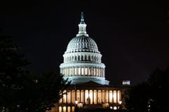 Вашингтон, DC, США 08 18 2018 Здание капитолия США со столбцами конец вверх ноча стоковое фото rf Вашингтон, DC, США 08 18 2018 Здание капитолия США со столбцами конец вверх ноча стоковое фото rf