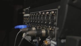 Вводить профессиональные кабели XLR тональнозвуковые к задней панели профессионального рекордера стоковое изображение Вводить профессиональные кабели XLR тональнозвуковые к задней панели профессионального рекордера стоковое изображение