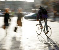 Велосипедист на проезжей части города Стоковая Фотография Велосипедист на проезжей части города Стоковая Фотография