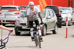 Велосипедисты BMX подготавливая для конкуренций стоковое фото rf Велосипедисты BMX подготавливая для конкуренций стоковое фото rf