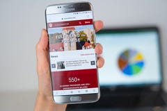 Вебсайт университета Индианы на экране телефона стоковые изображения rf Вебсайт университета Индианы на экране телефона стоковые изображения rf