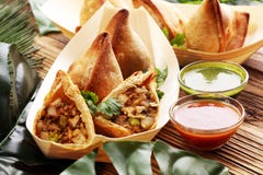 Вегетарианские samsa или samosas Индийская специальная традиционная улица fo стоковые фотографии rf Вегетарианские samsa или samosas Индийская специальная традиционная улица fo стоковые фотографии rf
