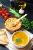 Вегетарианский суп гороха с картошками и зелеными цветами стручковая еда здоровая предпосылка бетона черноты завтрака Селективный стоковое изображение Вегетарианский суп гороха с картошками и зелеными цветами стручковая еда здоровая предпосылка бетона черноты завтрака Селективный стоковое изображение