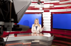 Ведущаая телевидения на студии стоковое фото Ведущаая телевидения на студии стоковое фото
