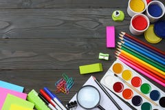 вектор поставк школы офиса иллюстрации Предпосылка школы покрашенные карандаши, ручка, боли, бумага для школы и образование студе стоковое изображение вектор поставк школы офиса иллюстрации Предпосылка школы покрашенные карандаши, ручка, боли, бумага для школы и образование студе стоковое изображение