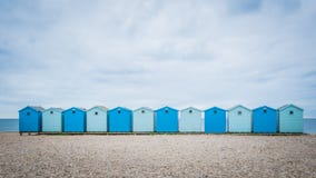 Великобританские голубые пляжные домики около Charmouth в Дорсете, Великобритании стоковая фотография Великобританские голубые пляжные домики около Charmouth в Дорсете, Великобритании стоковая фотография