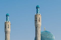 Великолепные купол и минареты мечети собора против голубого неба r стоковое фото rf Великолепные купол и минареты мечети собора против голубого неба r стоковое фото rf