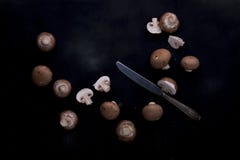 Величают champignons на черной предпосылке Ингридиенты для обеда Открытый космос для текста Взгляд сверху стоковая фотография rf Величают champignons на черной предпосылке Ингридиенты для обеда Открытый космос для текста Взгляд сверху стоковая фотография rf