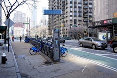 Велосипеды для недолгосрочных прокатов в NYC стоковая фотография rf Велосипеды для недолгосрочных прокатов в NYC стоковая фотография rf