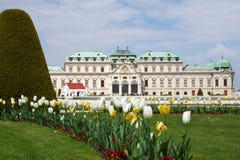 ВЕНА, АВСТРИЯ - 29-ое апреля 2017: Бельведер исторический строительный комплекс в вене, состоя из 2 дворцов в стиле барокко стоковые изображения rf ВЕНА, АВСТРИЯ - 29-ое апреля 2017: Бельведер исторический строительный комплекс в вене, состоя из 2 дворцов в стиле барокко стоковые изображения rf