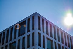 Вена, Австрия 02 03 2019 Современная архитектура офисных зданий Небоскреб от стекла и металла Отражения в окнах стоковое изображение Вена, Австрия 02 03 2019 Современная архитектура офисных зданий Небоскреб от стекла и металла Отражения в окнах стоковое изображение