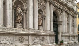 ВЕНЕЦИЯ, ИТАЛИЯ 27-ОЕ СЕНТЯБРЯ 2015: близко вверх экстерьера di Santa Maria del giglio chiesa, Венеция стоковые изображения ВЕНЕЦИЯ, ИТАЛИЯ 27-ОЕ СЕНТЯБРЯ 2015: близко вверх экстерьера di Santa Maria del giglio chiesa, Венеция стоковые изображения