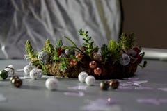 Венок рождества с суккулентными заводами, декоративными шариками и колоколами стоковое фото rf Венок рождества с суккулентными заводами, декоративными шариками и колоколами стоковое фото rf