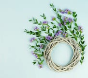 Венок сделанный плетеного круга, ветви евкалипта и фиолетовые цветки стоковые фотографии rf Венок сделанный плетеного круга, ветви евкалипта и фиолетовые цветки стоковые фотографии rf