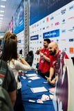 Вентиляторы обсуждая и принимая книги подписали Fredo и пиджином стоковое фото rf Вентиляторы обсуждая и принимая книги подписали Fredo и пиджином стоковое фото rf