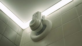 Вентилятор сброса ванны Система вентиляции Bathroom стоковое изображение rf Вентилятор сброса ванны Система вентиляции Bathroom стоковое изображение rf