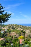 Вертикальное изображение изумлять прибрежный ландшафт в регионе Kyrenia, северном Кипре Сельские дома окруженные зелеными деревья стоковые изображения Вертикальное изображение изумлять прибрежный ландшафт в регионе Kyrenia, северном Кипре Сельские дома окруженные зелеными деревья стоковые изображения