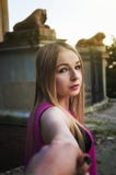 Вертикальное фото молодой женщины держа руку ее парня которая следовать ей стоковые изображения rf Вертикальное фото молодой женщины держа руку ее парня которая следовать ей стоковые изображения rf