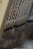 Вертикальный конец-вверх гобелена с бежевым потоком стоковое изображение rf Вертикальный конец-вверх гобелена с бежевым потоком стоковое изображение rf