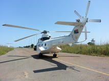 Вертолет припаркованный в аэропорте стоковые изображения rf Вертолет припаркованный в аэропорте стоковые изображения rf