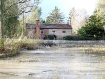 Верхние общие пруд и коттеджи в зиме, общем Chorleywood стоковое изображение Верхние общие пруд и коттеджи в зиме, общем Chorleywood стоковое изображение