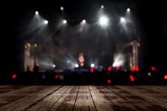 Верхний деревянный стол со светлым bokeh в предпосылке нерезкости концерта, деревянном столе стоковые фото Верхний деревянный стол со светлым bokeh в предпосылке нерезкости концерта, деревянном столе стоковые фото