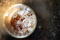 Верхняя часть вверх по взгляду куба льда в питье колы стеклянном стоковые изображения rf Верхняя часть вверх по взгляду куба льда в питье колы стеклянном стоковые изображения rf