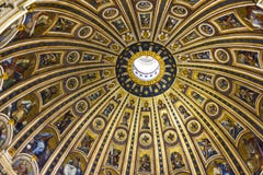 Верхняя часть купола папской базилики St Peter в Ватикане, внутреннего художественного оформления стоковое фото Верхняя часть купола папской базилики St Peter в Ватикане, внутреннего художественного оформления стоковое фото
