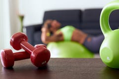 Весы домашнего фитнеса красные на Abs тренировки таблицы и женщины стоковая фотография Весы домашнего фитнеса красные на Abs тренировки таблицы и женщины стоковая фотография