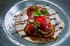 Весь waffle Бельгии пшеницы покрытый с сиропом, взбитой сливк, грецкими орехами и свеже прерванными клубниками Стоковое фото RF Весь waffle Бельгии пшеницы покрытый с сиропом, взбитой сливк, грецкими орехами и свеже прерванными клубниками Стоковое фото RF