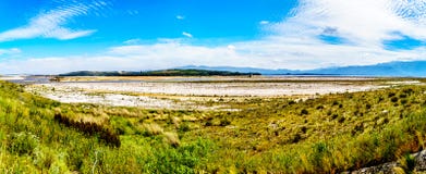 Весьма - уровень отлива в запруде Theewaterkloof которая главный источник для водоснабжения к Кейптауну стоковое фото rf Весьма - уровень отлива в запруде Theewaterkloof которая главный источник для водоснабжения к Кейптауну стоковое фото rf