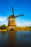 Ветрянка на Kinderdijk - красивом солнечном дне стоковое фото rf Ветрянка на Kinderdijk - красивом солнечном дне стоковое фото rf