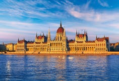 Вечер захода солнца с венгерским парламентом в Будапеште стоковое изображение rf Вечер захода солнца с венгерским парламентом в Будапеште стоковое изображение rf