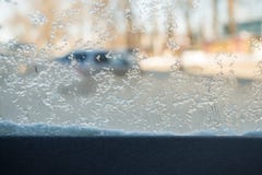 Взгляд from inside автомобиля через замороженное окно стоковая фотография rf Взгляд from inside автомобиля через замороженное окно стоковая фотография rf