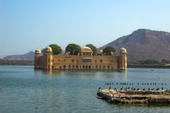 Взгляд Jal Mahal от озера Sagar человека Jal Mahal главная туристическая достопримечательность в Джайпуре стоковая фотография Взгляд Jal Mahal от озера Sagar человека Jal Mahal главная туристическая достопримечательность в Джайпуре стоковая фотография
