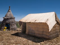 Взгляд Uros плавая камышовые острова, озеро Titicaca, зона Puno, Перу стоковые изображения Взгляд Uros плавая камышовые острова, озеро Titicaca, зона Puno, Перу стоковые изображения