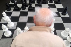 Взгляд антенны задний головной ches старых manplay гигантских улицы стоковое изображение rf Взгляд антенны задний головной ches старых manplay гигантских улицы стоковое изображение rf