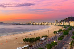 Взгляд восхода солнца пляжа Copacabana и Avenida Atlantica в Рио-де-Жанейро стоковые изображения Взгляд восхода солнца пляжа Copacabana и Avenida Atlantica в Рио-де-Жанейро стоковые изображения