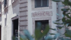 Взгляд вращения здания, где магазин barber’s обнаружен местонахождение, в малом итальянском городе Отсутствие людей вокруг итал видеоматериал Взгляд вращения здания, где магазин barber’s обнаружен местонахождение, в малом итальянском городе Отсутствие людей вокруг итал видеоматериал
