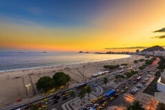 Взгляд захода солнца пляжа Copacabana и Avenida Atlantica в Рио-де-Жанейро стоковое фото rf Взгляд захода солнца пляжа Copacabana и Avenida Atlantica в Рио-де-Жанейро стоковое фото rf