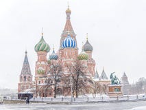 Взгляд зимы собора ` s базилика St в шторме снега Mosc стоковые изображения rf Взгляд зимы собора ` s базилика St в шторме снега Mosc стоковые изображения rf